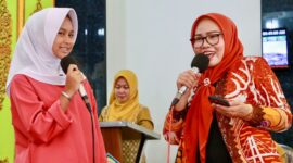 Ketua TP-PKK Batam, Erlita Amsakar, berbincang dengan salah seorang siswi peserta kegiatan Pembinaan Budi Pekerti bagi pelajar di Kecamatan Belakangpadang. Foto: INIKEPRI.COM/Media Center Batam 