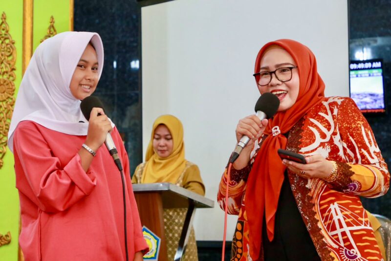 Ketua TP-PKK Batam, Erlita Amsakar, berbincang dengan salah seorang siswi peserta kegiatan Pembinaan Budi Pekerti bagi pelajar di Kecamatan Belakangpadang. Foto: INIKEPRI.COM/Media Center Batam