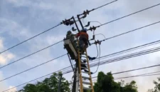 Pemeliharaan jaringan listrik oleh seorang petugas PLN Batam, Kepri. Foto: INIKEPRI.COM/PLN Batam 