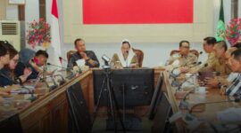 Pertemuan antara Pemkab Natuna dan BPH Migas yang berlangsung di Ruang Rapat I Lantai II Kantor Bupati Natuna. Foto: INIKEPRI.COM