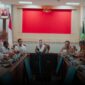 Pemerintah Kabupaten Natuna menerima kunjungan Tim Kedeputian Geostrategi Dewan Pertahanan Nasional (DPN) dalam agenda Courtesy Call yang berlangsung di Ruang Rapat Kantor Bupati Natuna. Foto: INIKEPRI.COM