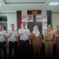 Bupati Natuna Cen Sui Lan menerima audiensi Kepala Kantor Wilayah (Kakanwil) Direktorat Jenderal Imigrasi Kepulauan Riau, Guntur Sahat Hamonangan, beserta rombongan di Ruang Kerja Bupati Natuna. Foto: INIKEPRI.COM