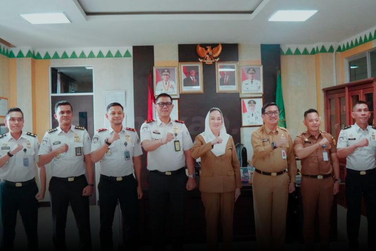 Bupati Natuna Cen Sui Lan menerima audiensi Kepala Kantor Wilayah (Kakanwil) Direktorat Jenderal Imigrasi Kepulauan Riau, Guntur Sahat Hamonangan, beserta rombongan di Ruang Kerja Bupati Natuna. Foto: INIKEPRI.COM