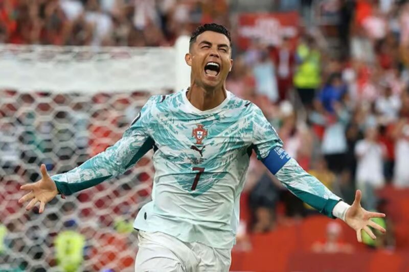 Cristiano Ronaldo menjadi atlet berpenghasilan tertinggi di dunia. Foto: AP