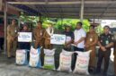 Bupati Natuna Cen Sui lan bersama dengan OPD,Kejaksaan Natuna, BPJS tenaga kerja, saat menyerahkan pupuk subsidi kepada petani Natuna. Foto: AntenaBuletin