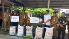 Bupati Natuna Cen Sui lan bersama dengan OPD,Kejaksaan Natuna, BPJS tenaga kerja, saat menyerahkan pupuk subsidi kepada petani Natuna. Foto: AntenaBuletin