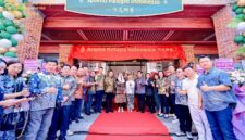 Bupati Natuna, Cen Sui Lan, hadir di Grand Opening sekaligus Upacara Peresmian Aroma Kelapa Indonesia di Quanzhou, China. Ia juga menjajaki peluang investasi dan kerja sama strategis untuk Kabupaten Natuna. Foto: Istimewa
