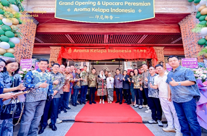 Bupati Natuna, Cen Sui Lan, hadir di Grand Opening sekaligus Upacara Peresmian Aroma Kelapa Indonesia di Quanzhou, China. Ia juga menjajaki peluang investasi dan kerja sama strategis untuk Kabupaten Natuna. Foto: Istimewa 