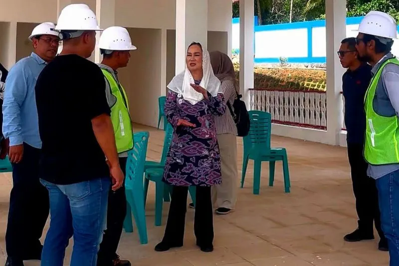 Bupati Natuna Cen Sui Lan meninjau ke Kampung Nelayan Merah Putih di Desa Cemaga Utara. Foto: Istimewa