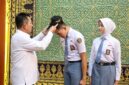 Gubernur Kepulauan Riau, Ansar Ahmad, secara resmi melepas dua putra-putri terbaik Provinsi Kepulauan Riau yang akan mengikuti pemusatan pendidikan dan pelatihan Calon Pasukan Pengibar Bendera Pusaka (Paskibraka) Tingkat Nasional Tahun 2026 di Jakarta. Foto: KepriProv