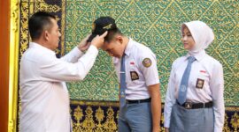Gubernur Kepulauan Riau, Ansar Ahmad, secara resmi melepas dua putra-putri terbaik Provinsi Kepulauan Riau yang akan mengikuti pemusatan pendidikan dan pelatihan Calon Pasukan Pengibar Bendera Pusaka (Paskibraka) Tingkat Nasional Tahun 2026 di Jakarta. Foto: KepriProv 