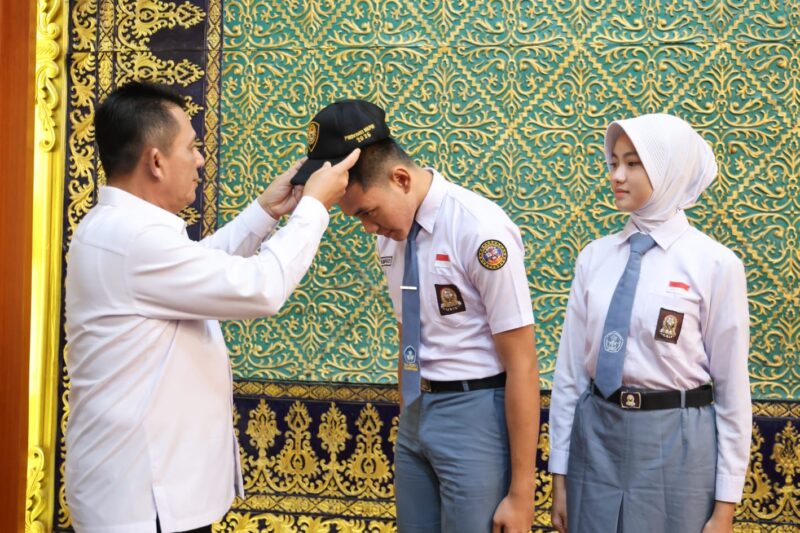 Gubernur Kepulauan Riau, Ansar Ahmad, secara resmi melepas dua putra-putri terbaik Provinsi Kepulauan Riau yang akan mengikuti pemusatan pendidikan dan pelatihan Calon Pasukan Pengibar Bendera Pusaka (Paskibraka) Tingkat Nasional Tahun 2026 di Jakarta. Foto: KepriProv