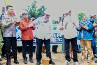 Gubernur Kepulauan Riau Ansar Ahmad dan Wali Kota Batam Amsakar Achmad meletakkan batu pertama SMKN 13 Batam. Foto: INIKEPRI.COM