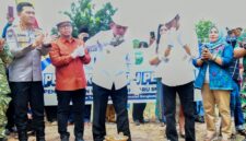 Gubernur Kepulauan Riau Ansar Ahmad dan Wali Kota Batam Amsakar Achmad meletakkan batu pertama SMKN 13 Batam. Foto: INIKEPRI.COM