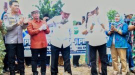 Gubernur Kepulauan Riau Ansar Ahmad dan Wali Kota Batam Amsakar Achmad meletakkan batu pertama SMKN 13 Batam. Foto: INIKEPRI.COM