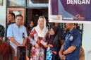 Bupati Natuna Cen Sui Lan menyerahkan bansos kepada warga beberapa waktu lalu. Foto: INIKEPRI.COM