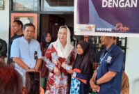 Bupati Natuna Cen Sui Lan menyerahkan bansos kepada warga beberapa waktu lalu. Foto: INIKEPRI.COM