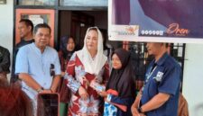 Bupati Natuna Cen Sui Lan menyerahkan bansos kepada warga beberapa waktu lalu. Foto: INIKEPRI.COM