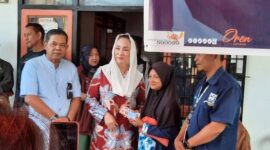 Bupati Natuna Cen Sui Lan menyerahkan bansos kepada warga beberapa waktu lalu. Foto: INIKEPRI.COM