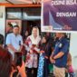 Bupati Natuna Cen Sui Lan menyerahkan bansos kepada warga beberapa waktu lalu. Foto: INIKEPRI.COM