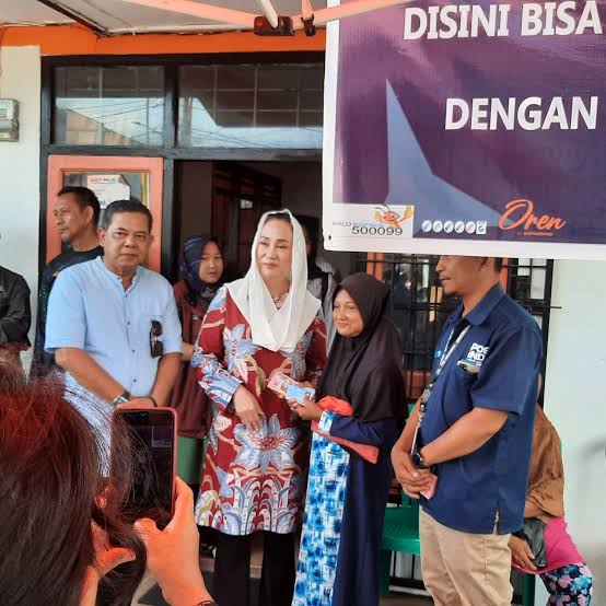 Bupati Natuna Cen Sui Lan menyerahkan bansos kepada warga beberapa waktu lalu. Foto: INIKEPRI.COM
