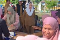 Bupati Natuna Cen Sui Lan di Pasar Murah. Foto: INIKEPRI.COM