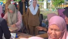 Bupati Natuna Cen Sui Lan di Pasar Murah. Foto: INIKEPRI.COM
