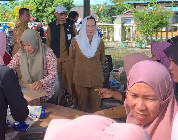 Bupati Natuna Cen Sui Lan di Pasar Murah. Foto: INIKEPRI.COM