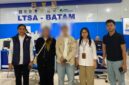 PMI asal Tanjungpinang berinisial SS dan seorang PMI asal Sumbar AE korban dugaan TPPO dan penyekapan di Myanmar tiba di Bandara Internasional Hang Nadim Batam. Foto: BP3MI Kepri