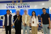 PMI asal Tanjungpinang berinisial SS dan seorang PMI asal Sumbar AE korban dugaan TPPO dan penyekapan di Myanmar tiba di Bandara Internasional Hang Nadim Batam. Foto: BP3MI Kepri
