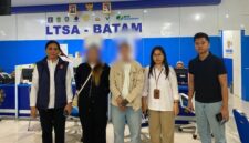 PMI asal Tanjungpinang berinisial SS dan seorang PMI asal Sumbar AE korban dugaan TPPO dan penyekapan di Myanmar tiba di Bandara Internasional Hang Nadim Batam. Foto: BP3MI Kepri