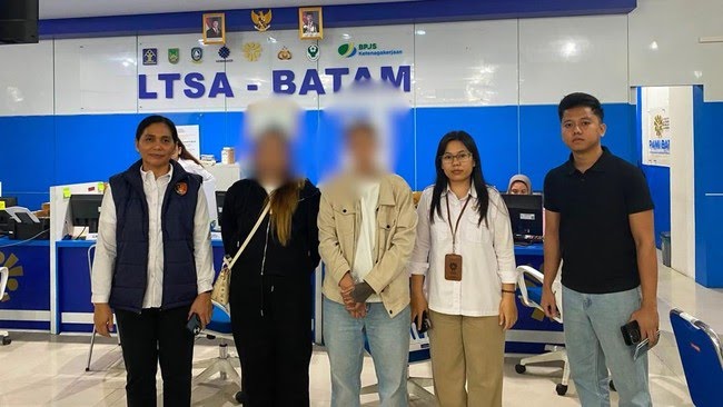 PMI asal Tanjungpinang berinisial SS dan seorang PMI asal Sumbar AE korban dugaan TPPO dan penyekapan di Myanmar tiba di Bandara Internasional Hang Nadim Batam. Foto: BP3MI Kepri