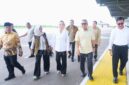 Bupati Natuna Cen Sui Lan menyambut kedatangan Wakil Gubernur Kepulauan Riau, Nyanyang Haris Pratamura, di Bandara Raden Sadjad, Ranai. Foto: INIKEPRI.COM