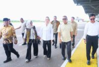 Bupati Natuna Cen Sui Lan menyambut kedatangan Wakil Gubernur Kepulauan Riau, Nyanyang Haris Pratamura, di Bandara Raden Sadjad, Ranai. Foto: INIKEPRI.COM