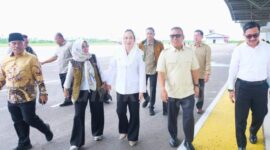 Bupati Natuna Cen Sui Lan menyambut kedatangan Wakil Gubernur Kepulauan Riau, Nyanyang Haris Pratamura, di Bandara Raden Sadjad, Ranai. Foto: INIKEPRI.COM