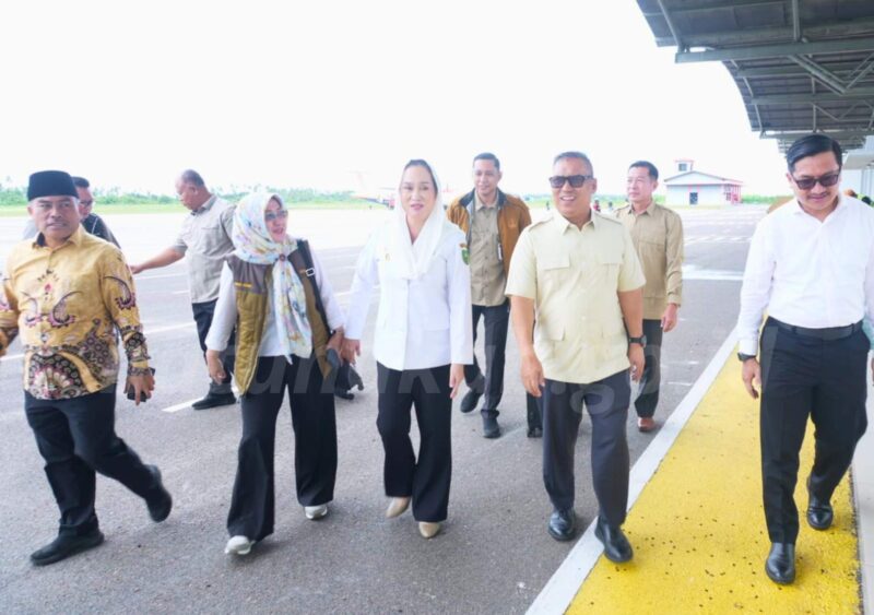 Bupati Natuna Cen Sui Lan menyambut kedatangan Wakil Gubernur Kepulauan Riau, Nyanyang Haris Pratamura, di Bandara Raden Sadjad, Ranai. Foto: INIKEPRI.COM