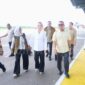 Bupati Natuna Cen Sui Lan menyambut kedatangan Wakil Gubernur Kepulauan Riau, Nyanyang Haris Pratamura, di Bandara Raden Sadjad, Ranai. Foto: INIKEPRI.COM