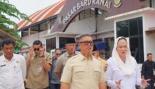 Usai menyambut kedatangan Wakil Gubernur Kepulauan Riau, Dr. Nyanyang Haris Pratamura, S.E., M.Si., di Bandara Raden Sadjad Ranai, Bupati Natuna, Cen Sui Lan, langsung mendampingi Wakil Gubernur meninjau Pasar Rakyat Ranai. Foto: INIKEPRI.COM/NatunaKab