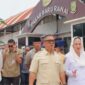 Usai menyambut kedatangan Wakil Gubernur Kepulauan Riau, Dr. Nyanyang Haris Pratamura, S.E., M.Si., di Bandara Raden Sadjad Ranai, Bupati Natuna, Cen Sui Lan, langsung mendampingi Wakil Gubernur meninjau Pasar Rakyat Ranai. Foto: INIKEPRI.COM/NatunaKab 