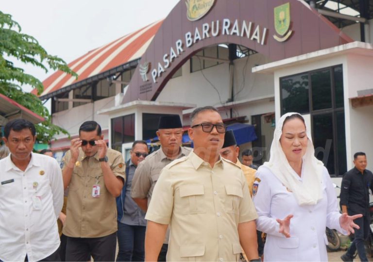 Usai menyambut kedatangan Wakil Gubernur Kepulauan Riau, Dr. Nyanyang Haris Pratamura, S.E., M.Si., di Bandara Raden Sadjad Ranai, Bupati Natuna, Cen Sui Lan, langsung mendampingi Wakil Gubernur meninjau Pasar Rakyat Ranai. Foto: INIKEPRI.COM/NatunaKab 