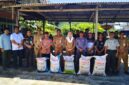 Bupati Natuna Cen Sui lan bersama dengan OPD,Kejaksaan Natuna, BPJS tenaga kerja, saat menyerahkan pupuk subsidi kepada petani Natuna. Foto: INIKEPRI.COM