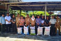 Bupati Natuna Cen Sui lan bersama dengan OPD,Kejaksaan Natuna, BPJS tenaga kerja, saat menyerahkan pupuk subsidi kepada petani Natuna. Foto: INIKEPRI.COM