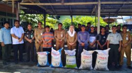 Bupati Natuna Cen Sui lan bersama dengan OPD,Kejaksaan Natuna, BPJS tenaga kerja, saat menyerahkan pupuk subsidi kepada petani Natuna. Foto: INIKEPRI.COM