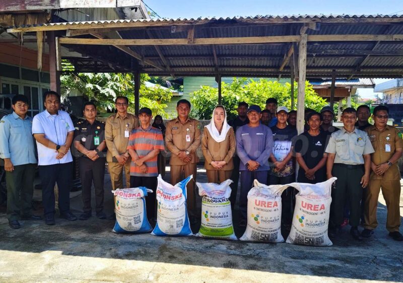 Bupati Natuna Cen Sui lan bersama dengan OPD,Kejaksaan Natuna, BPJS tenaga kerja, saat menyerahkan pupuk subsidi kepada petani Natuna. Foto: INIKEPRI.COM