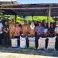 Bupati Natuna Cen Sui lan bersama dengan OPD,Kejaksaan Natuna, BPJS tenaga kerja, saat menyerahkan pupuk subsidi kepada petani Natuna. Foto: INIKEPRI.COM