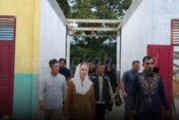 Bupati Natuna Cen Sui Lan meninjau revitalisasi SDN 001 Sedanau. Foto: INIKEPRI.COM/NatunaKab 