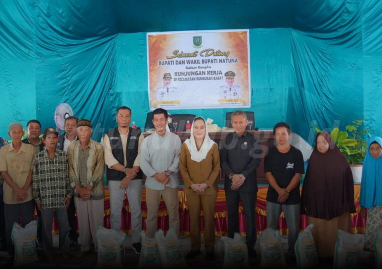 Bupati Natuna Cen Sui Lan menyalurkan Bantuan Beras Cadangan Pemerintah Daerah (BCPD) Tahun 2026 kepada masyarakat Kecamatan Bunguran Barat. Foto: INIKEPRI.COM/NatunaKab