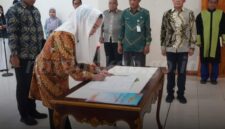 Bupati Natuna Cen Sui Lan melantik delapan pejabat administrator dan pejabat pengawas di lingkungan Pemerintah Kabupaten Natuna. Foto: INIKEPRI.COM/NatunaKab