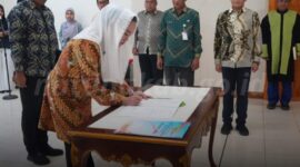 Bupati Natuna Cen Sui Lan melantik delapan pejabat administrator dan pejabat pengawas di lingkungan Pemerintah Kabupaten Natuna. Foto: INIKEPRI.COM/NatunaKab 