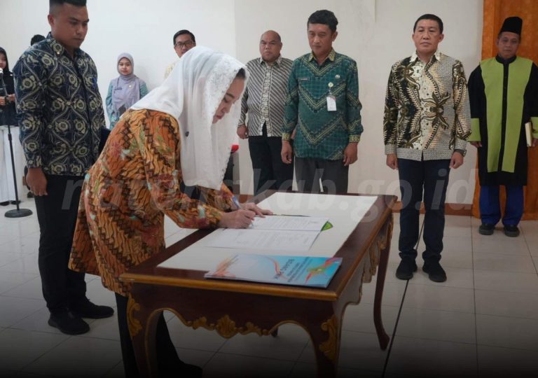 Bupati Natuna Cen Sui Lan melantik delapan pejabat administrator dan pejabat pengawas di lingkungan Pemerintah Kabupaten Natuna. Foto: INIKEPRI.COM/NatunaKab
